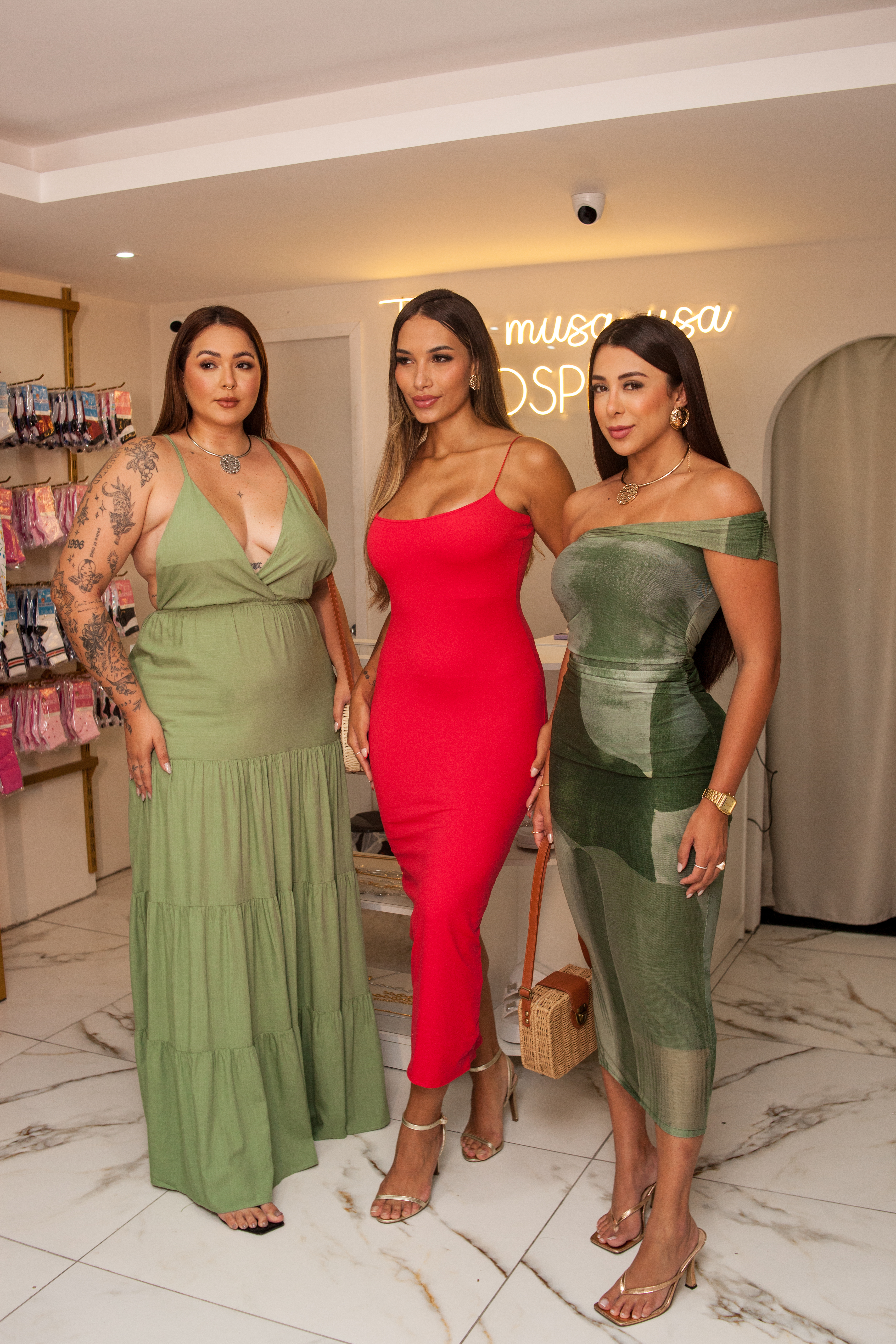 Modelos usando vestidos prospere